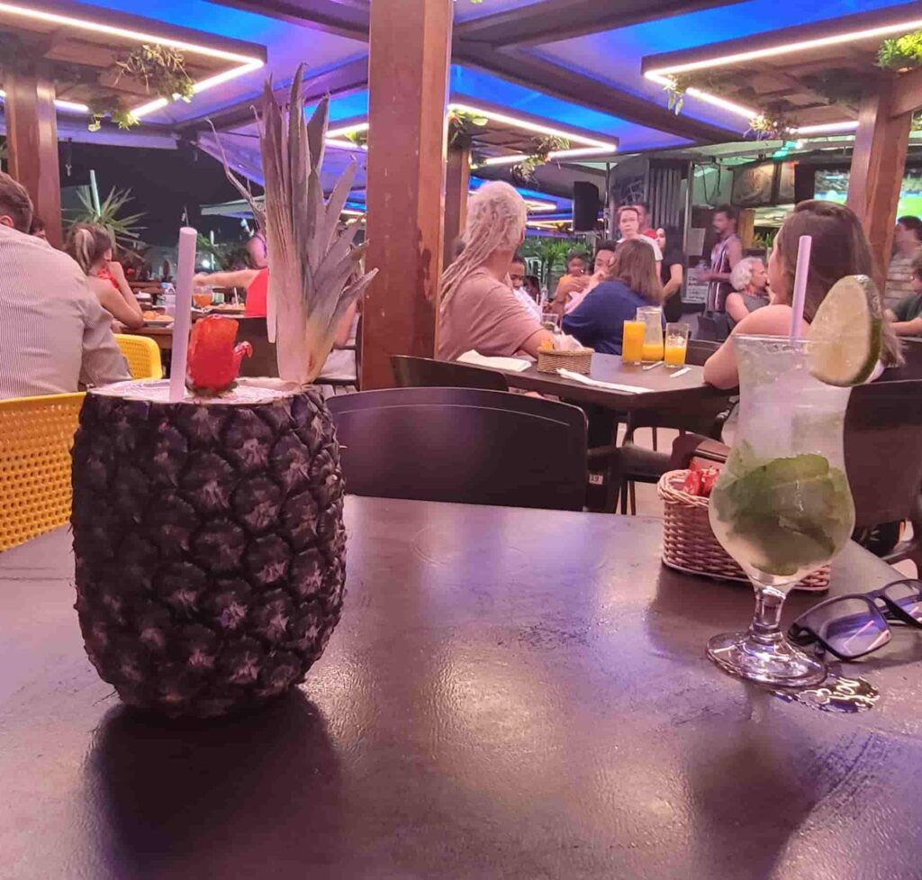 Cócteles y ambiente nocturno en un chiringuito o quiosco de la Playa de Copacabana