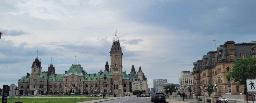 Colina del Parlamento en Ottawa, Canadá. Al fondo, el hotel Fairmont Chateau Laurier