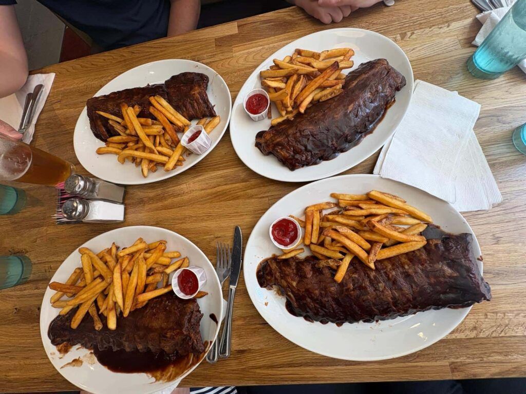Cuatro platos con un costillar y patatas fritas en Fran´s Restaurant,  Toronto
