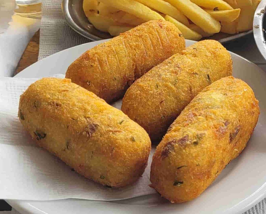 Cuatro croquetas gigantes llamadas coxinhas en Río de Janeiro