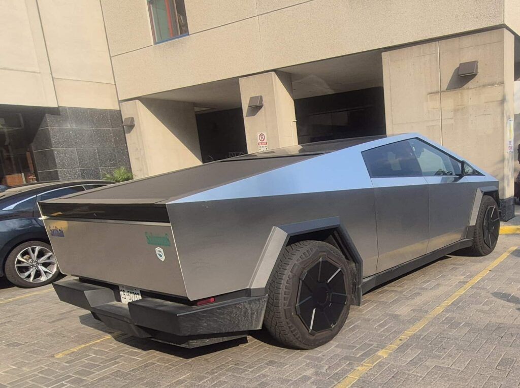 Parte trasera de un Tesla Cybertruck