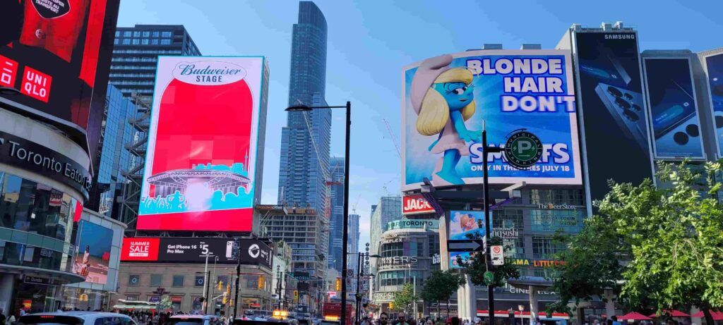 Dundas Square, Toronto, de día