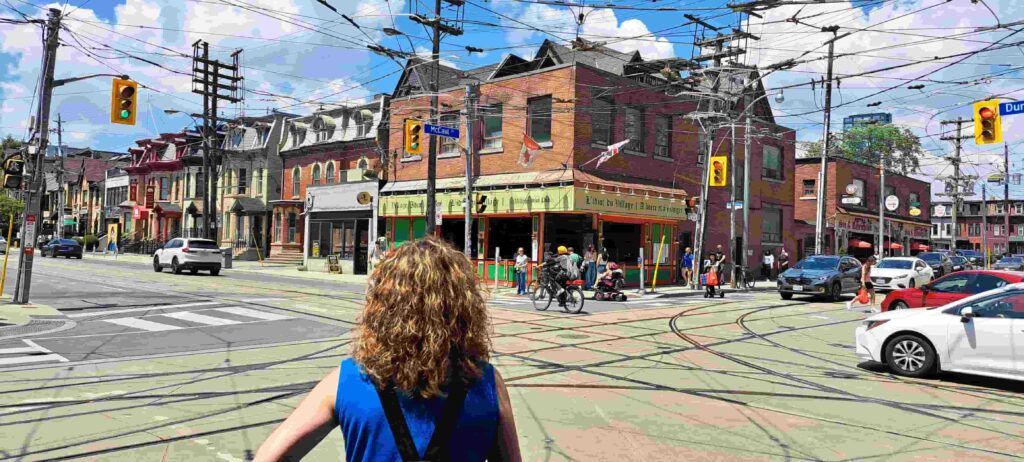 Mujer de espaldas mirando hacia el entramado de cables del Barrio Chino de Toronto, Canadá