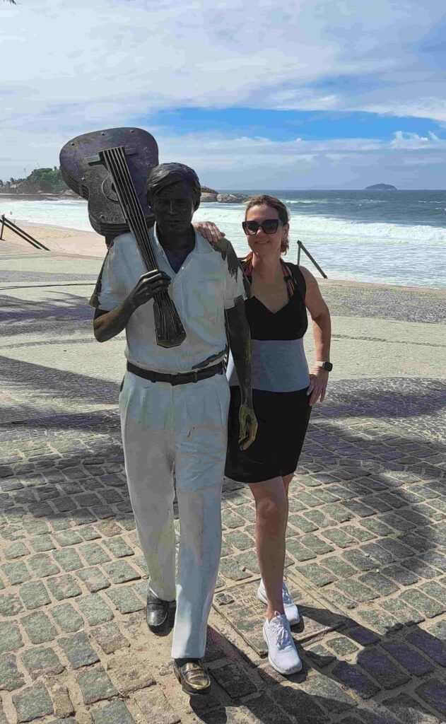 Mujer junto a la estatua de Tom Jobim en la Playa de Ipanema