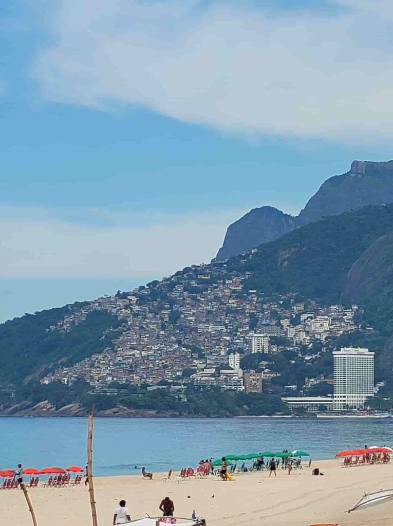 Favela de Vidigal, vista desde la Playa de Ipanema