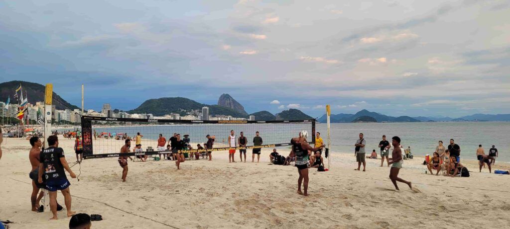 Jóvenes jugando al futvóley en la playa de Copacabana