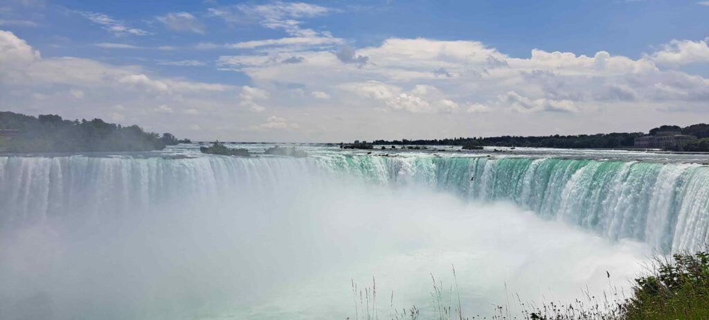 Altísima nube de agua pulverizada que sube con una fuerza increíble en la Cascada Horseshoe, en las Cataratas del Niágara.