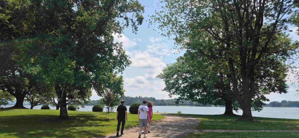 Personas paseando por los jardines del Hotel Fairmont Chateau Montebello , en Canadá