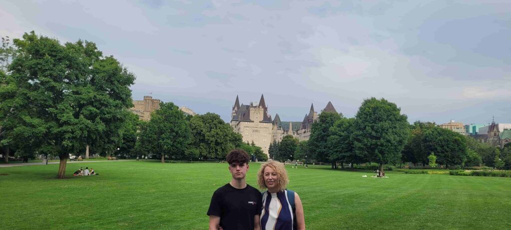 Personas posando en los jardines de la Colina del Parlamento en Ottawa, Canadá