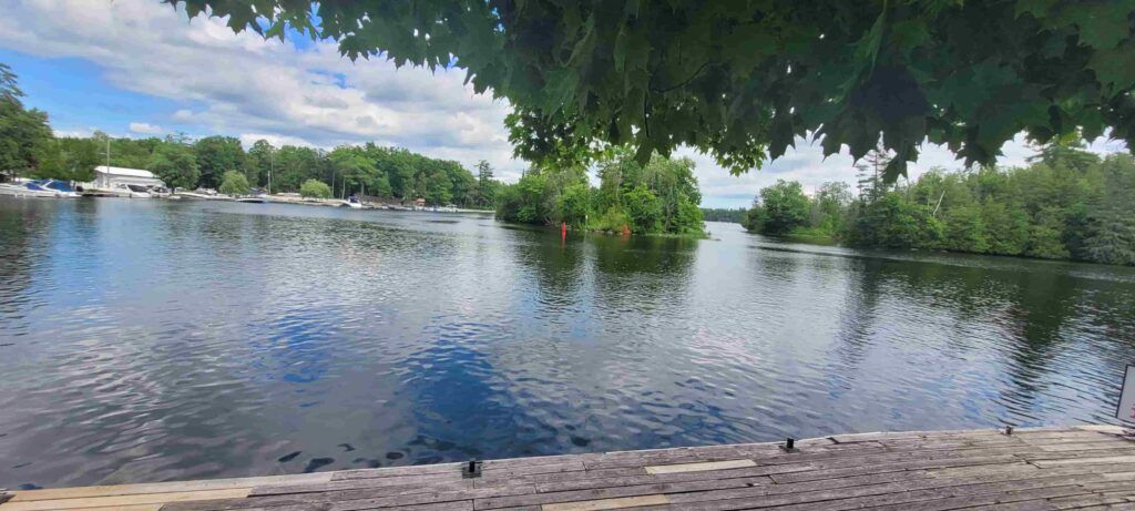 Vista del Lago Clear, en  Ontario, Canadá, desde el restaurante Lock 27 Tap & Grill