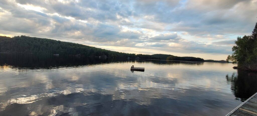 Vistas del atardecer desde el muelle del Hotel Somerset Lakeside Resort,  en el Lago Paudash, Ontario