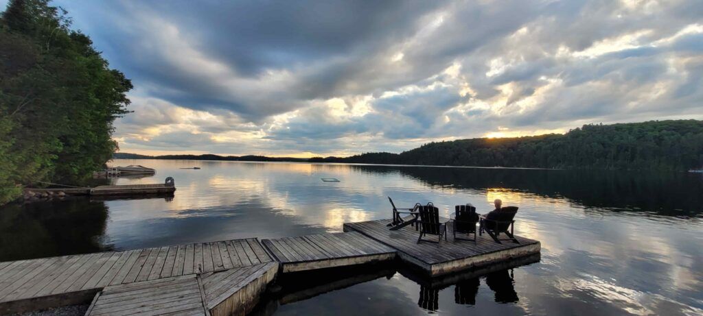 Vistas del atardecer desde el muelle del Hotel Somerset Lakeside Resort,  en el Lago Paudash, Canadá