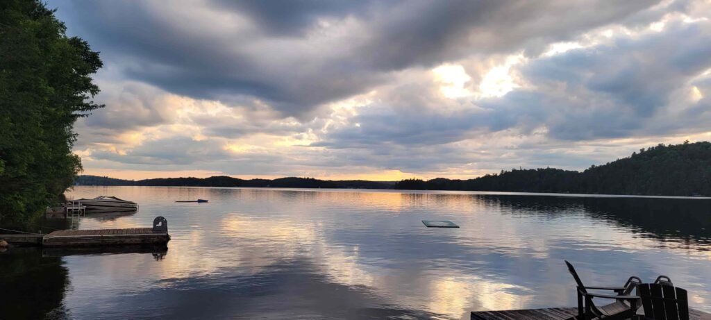 Vistas del atardecer desde el muelle del Hotel Somerset Lakeside Resort,  en el Lago Paudash, Ontario, Canadá