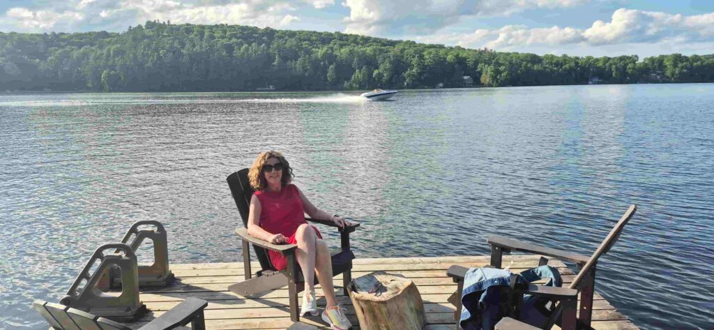 Mujer tomando el sol en el muelle del Hotel Somerset Lakeside Resort,  en el Lago Paudash, Canadá