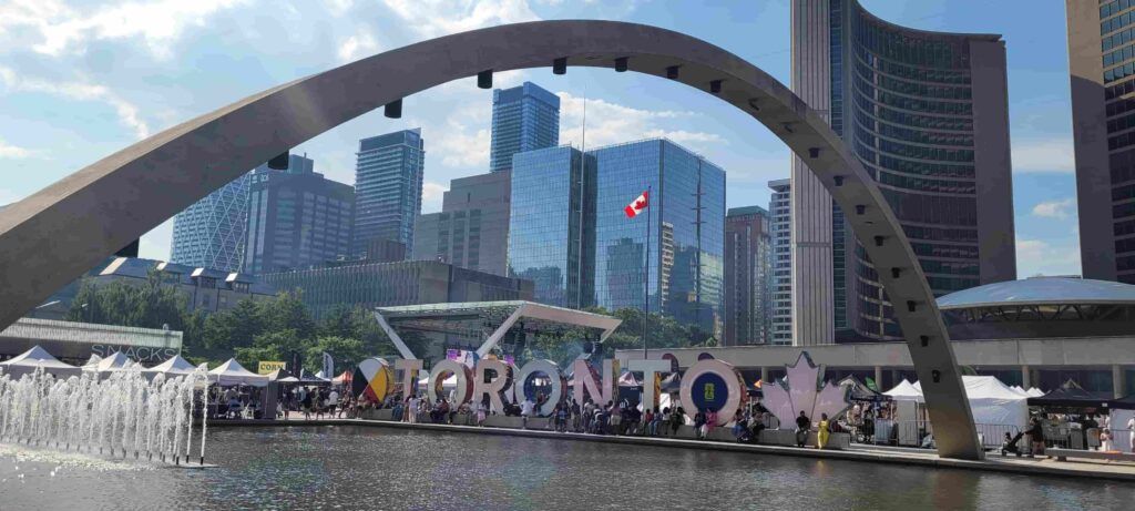 Letras gigantes de Toronto en la Plaza Nathan Phillips, de día