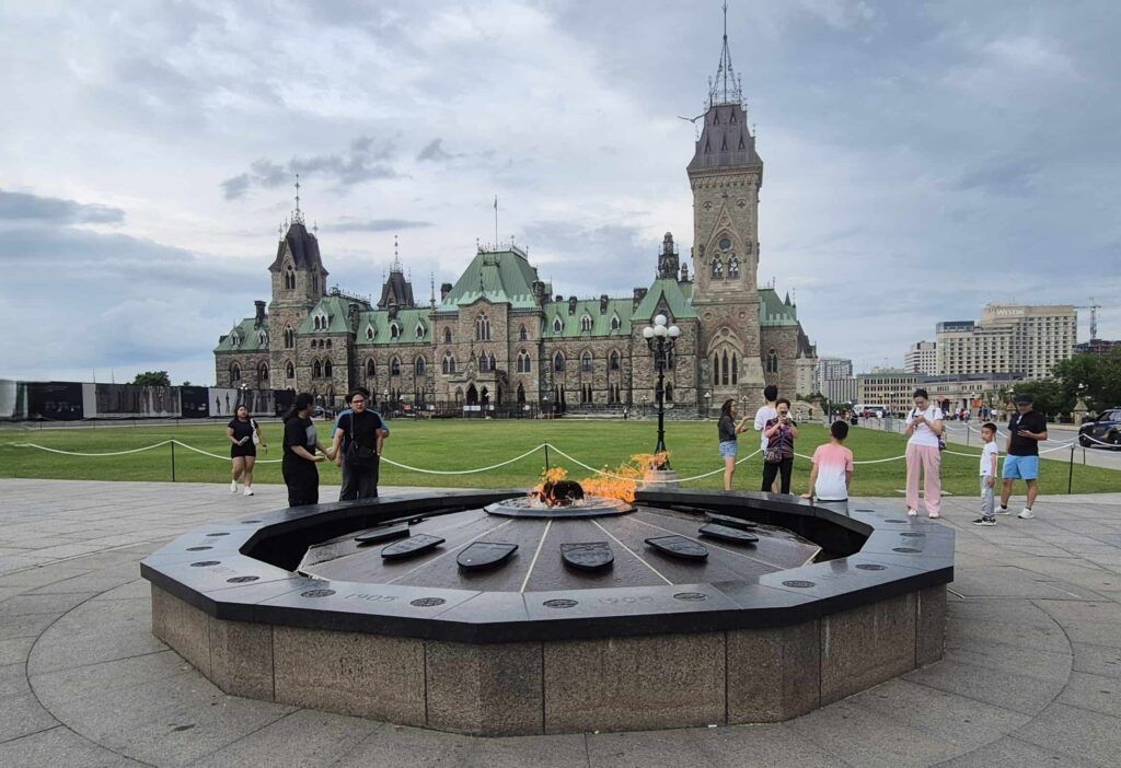 Llama del Centenario en la Colina del Parlamento de Ottawa, Canadá