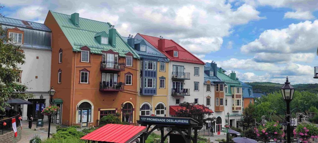 Casas de colores en Mont Tremblant, Canadá