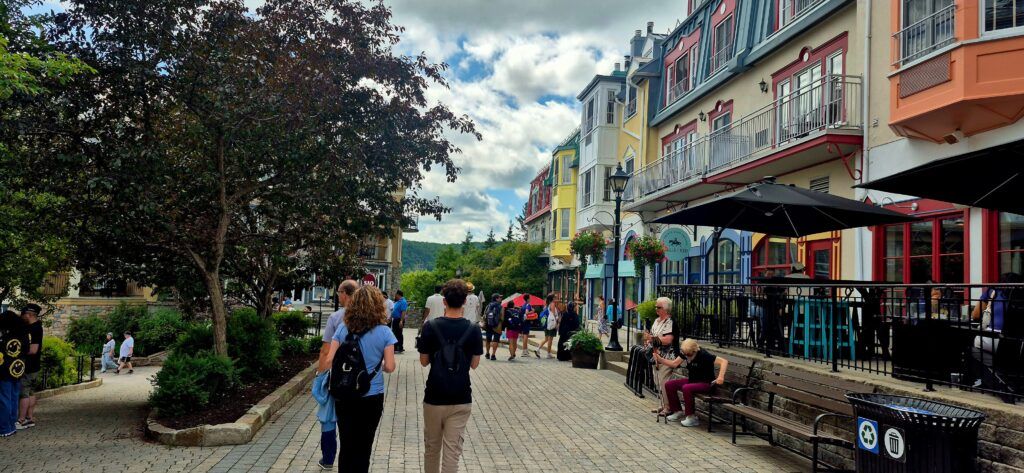 Paseando por las calles de Mont Tremblant, Canadá