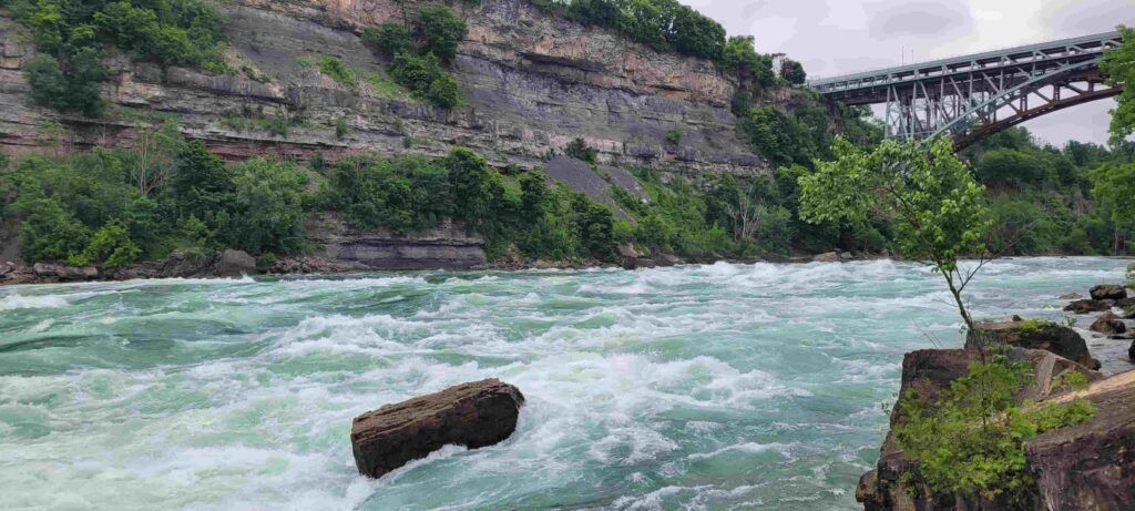 Paseo de Aguas Bravas, en el Rio Niágara. Rápidos del Río Niágara