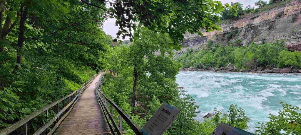 Paseo  de madera junto al Río Niágara en la zona de los rápidos del río, conocida como White Water Walk