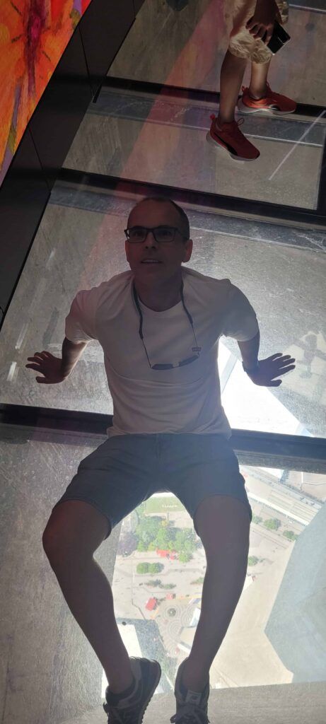 Plataforma de cristal en el mirador de la CN Tower, en Toronto, Canadá