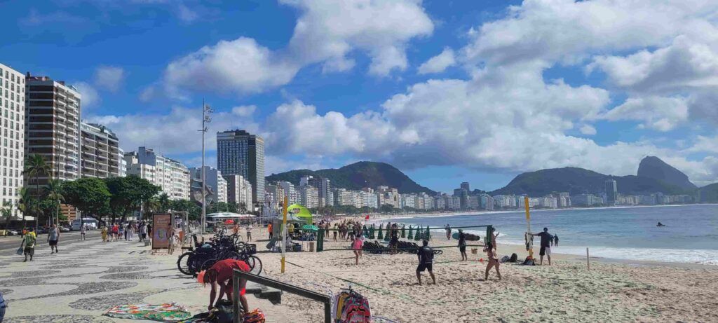 Jóvenes jugando al vóley-playa en Copacabana