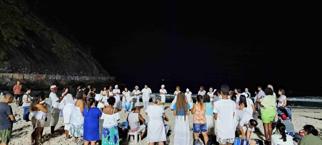 Ritual religioso afrobrasileño en la Playa de Leme de Río de Janeiro