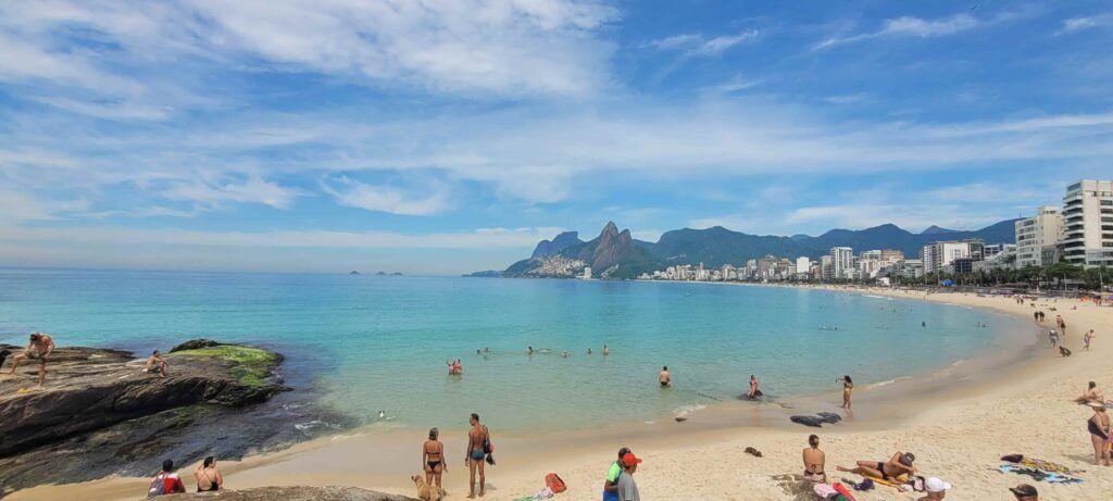 Personas bañándose y tomando el sol en la Playa de Ipanema