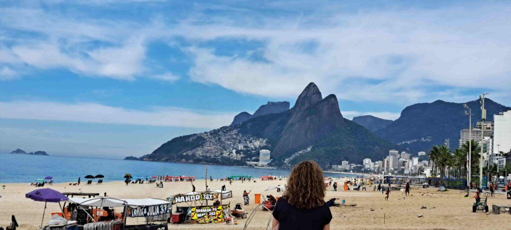 Mujer de espaldas mirando hacia el Morro Dois Irmaos, desde la Playa de Ipanema