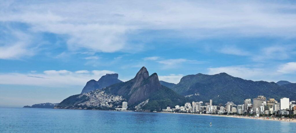 Playa de Ipanema, con el Morro Dois Irmaos al fondo
