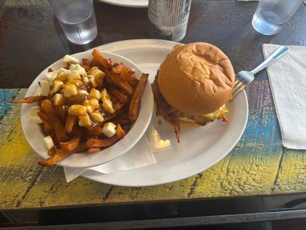 Plato de hamburguesa con guarnición de poutine, en Montreal, Canadá