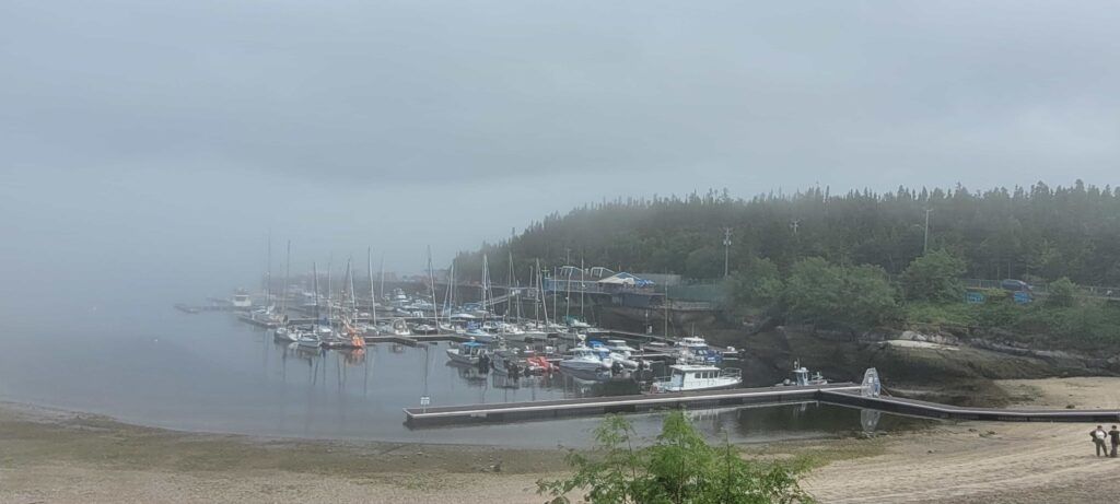 Puerto de Tadoussac, donde se aprecia que la densa niebla no permite ver prácticamente nada