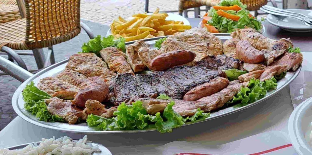 Bandeja en un restaurante de Copacabana repleta de diferentes tipos de carne. Es el llamado churrasco brasileño
