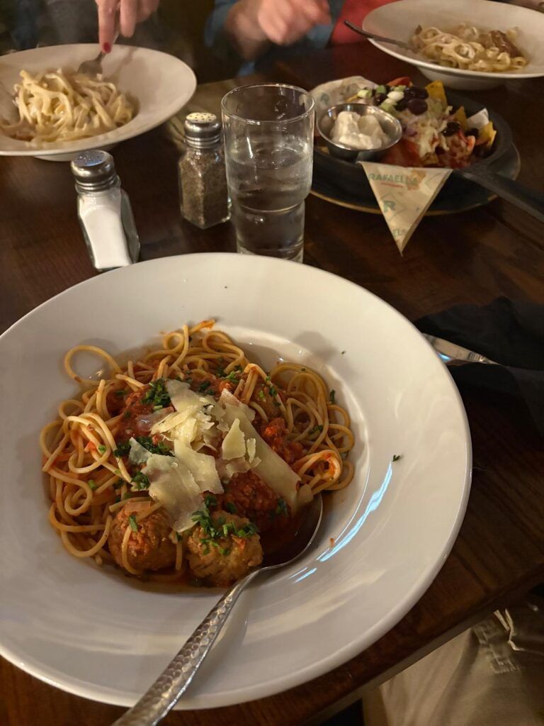 Platos de pasta en el restaurante italiano Raffaella en Quebec, Canadá