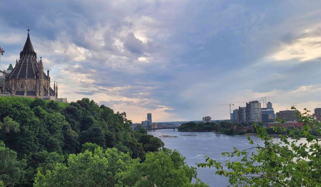 Vista del Río Ottawa desde la  Colina del Parlamento en Ottawa, Canadá