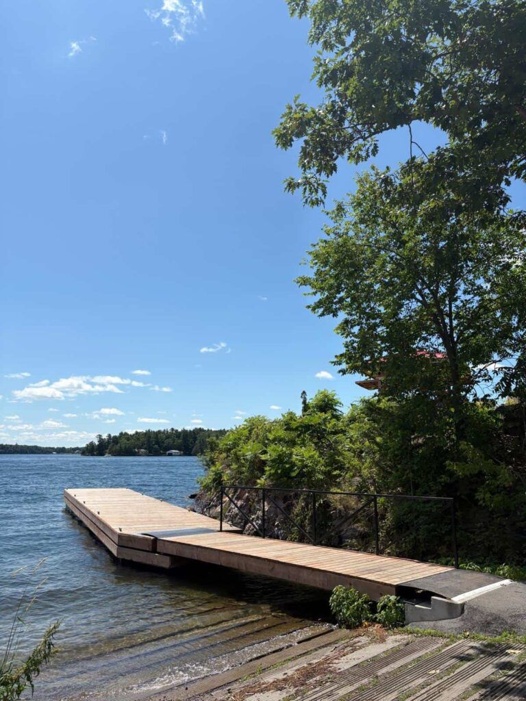 Muelle de Rockport, en Ontario, Canadá, antes de subirse al crucero por las Mil Islas