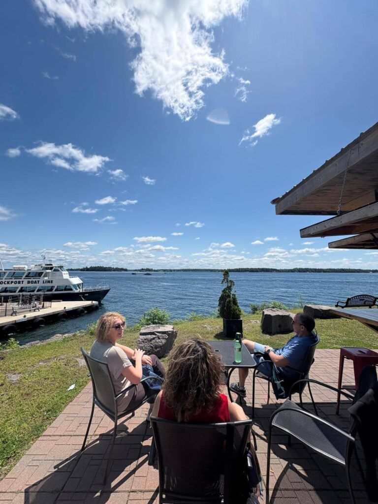 Familia tomando una cerveza en Rockport, Canadá, con vistas al Río San Lorenzo