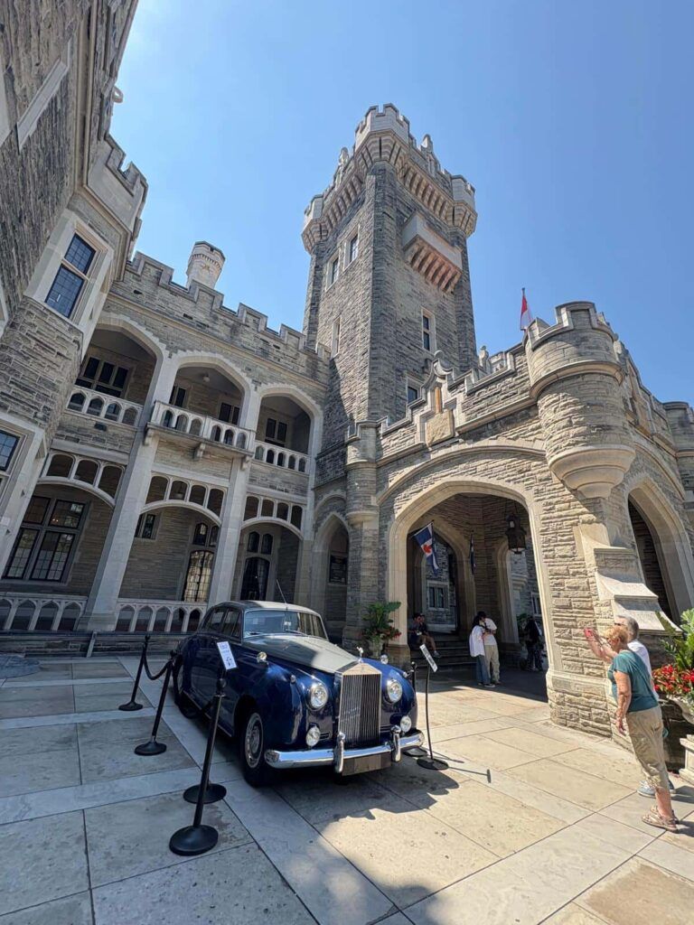 Rolls Royce aparcado en Casa Loma  en Toronto, Canadá