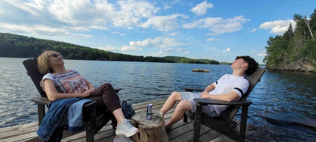 Personas tomando el sol en el muelle del Hotel Somerset Lakeside Resort,  en el Lago Paudash, Canadá