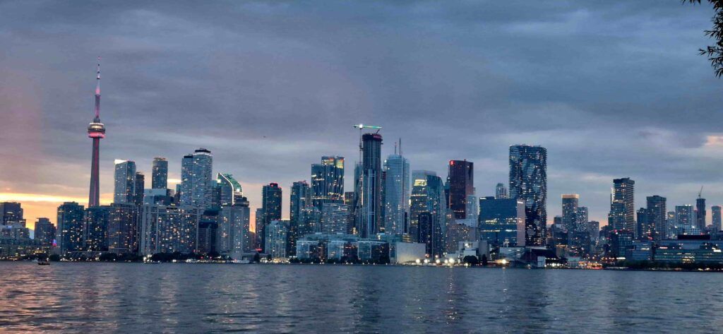 Anocheciendo en Toronto. Vista del skyline desde Ward´s Island, Canadá