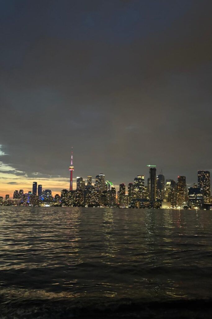 Skyline Toronto de noche, desde las islas del lago Ontario
