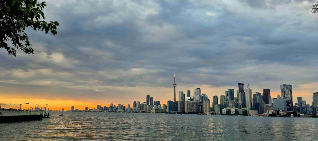 Vista del skyline de Toronto al atardecer desde las islas del Lago Ontario, Canadá