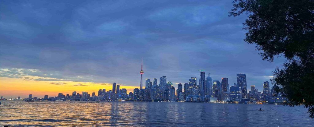 Vista del skyline de Toronto al anochecer desde Ward´s Island, Canadá