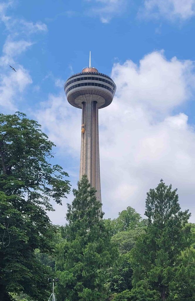 Torre Skylon, en las Cataratas del Niágara