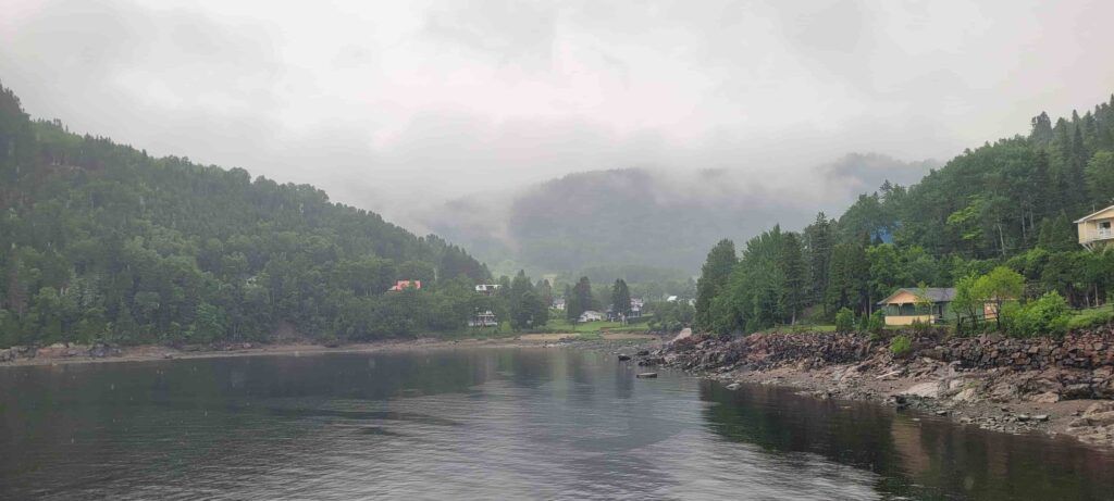Vistas del Fiordo del Saguenay en Sainte Rose-du-Nord, Canadá