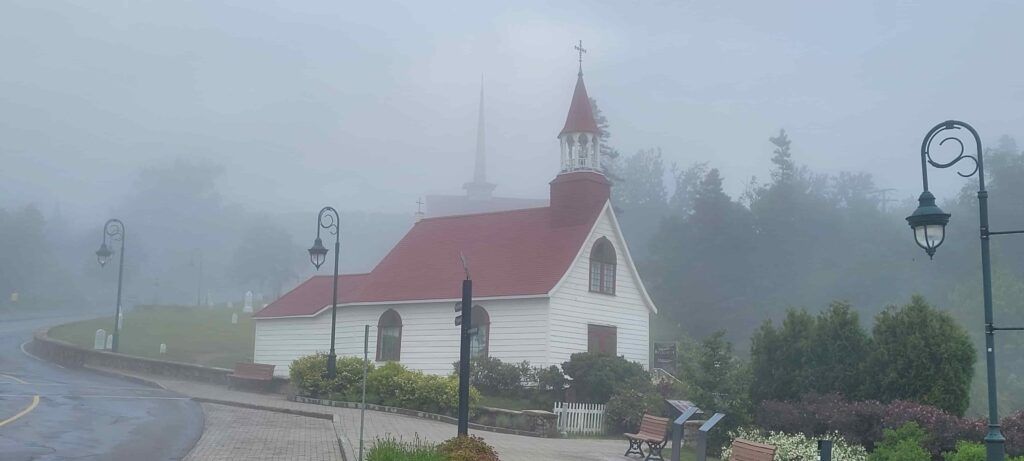 Iglesia en Tadoussac, el mejor lugar para avistar ballenas en Canadá