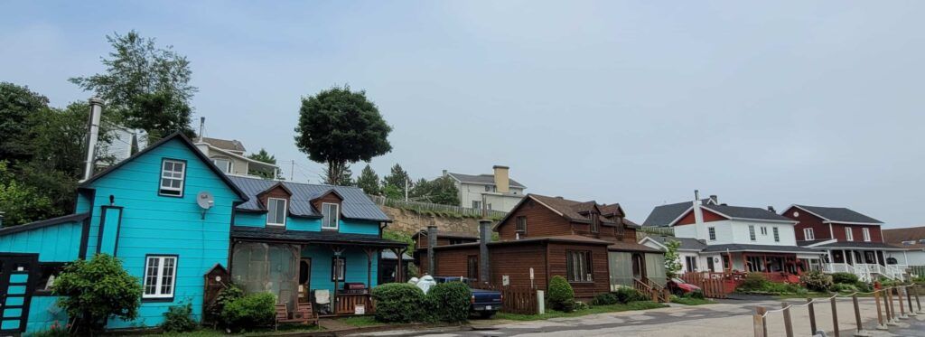 Casas típicas en Tadoussac, el mejor lugar para avistar ballenas en Canadá