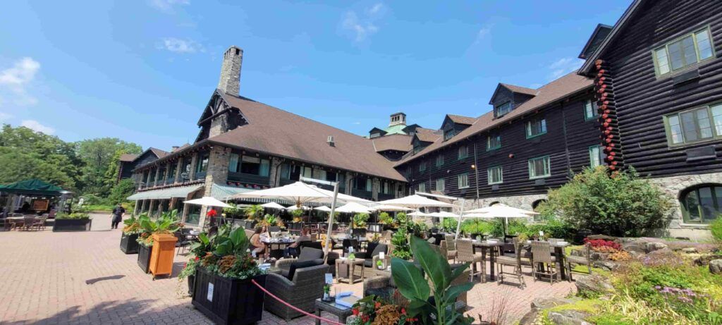 Terrazas exteriores del Hotel Fairmont Chateau Montebello , en Canadá