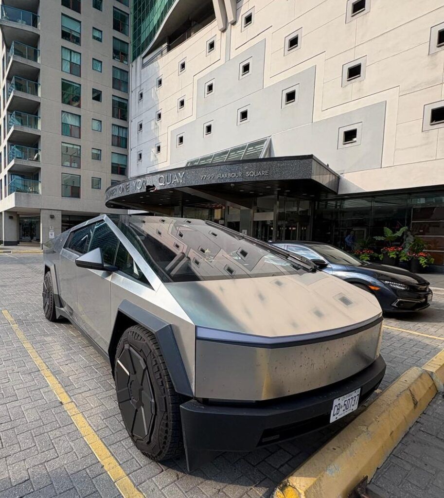 Parte delantera de un Tesla Cybertruck