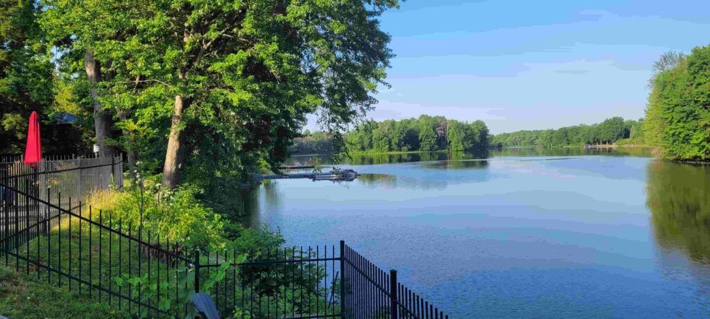 Vistas al río Mil Islas desde la terraza del hotel Le Rivage, cerca de Montreal